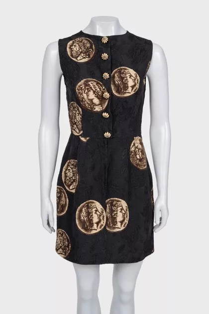 Fitted dress with accent buttons