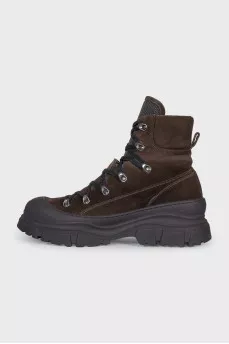 Suede boots with a decorated tongue