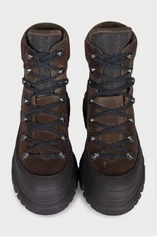 Suede boots with a decorated tongue