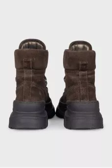 Suede boots with a decorated tongue