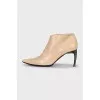 Leather ankle boots with pointed toe and zip closure