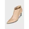 Leather ankle boots with pointed toe and zip closure