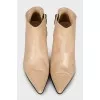 Leather ankle boots with pointed toe and zip closure