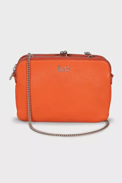 Rectangular leather bag with chain