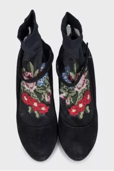 Suede high heel shoes decorated with embroidery