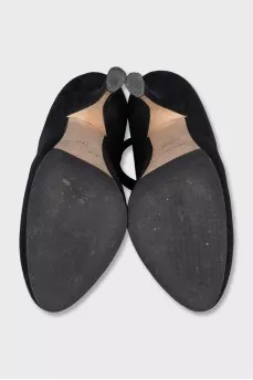 Suede high heel shoes decorated with embroidery