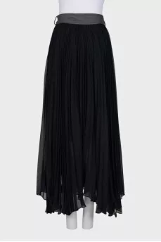 Button-down skirt with an asymmetrical hem