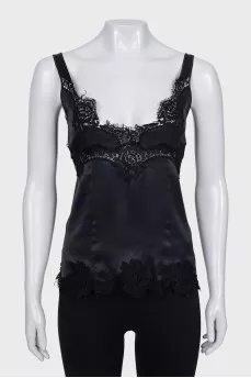 Fitted top decorated with lace
