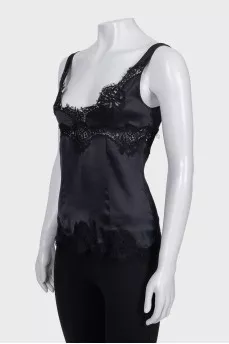Fitted top decorated with lace
