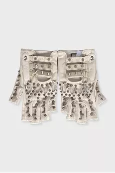Leather mittens decorated with metal studs