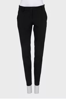 Black low-rise trousers with creases