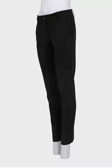 Black low-rise trousers with creases