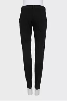 Black low-rise trousers with creases