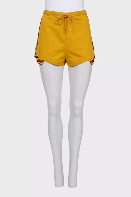 Shorts with accent inserts