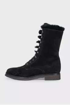 Black suede boots lined with fur