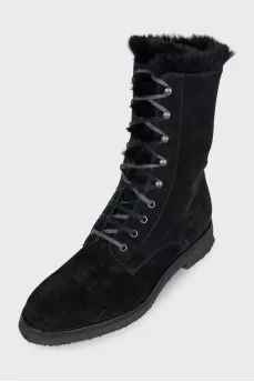 Black suede boots lined with fur