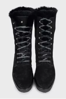 Black suede boots lined with fur
