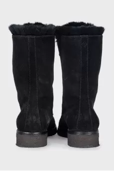 Black suede boots lined with fur