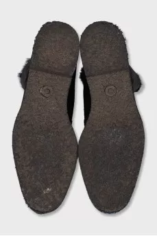 Black suede boots lined with fur