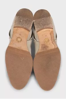 Suede boots with a leather belt