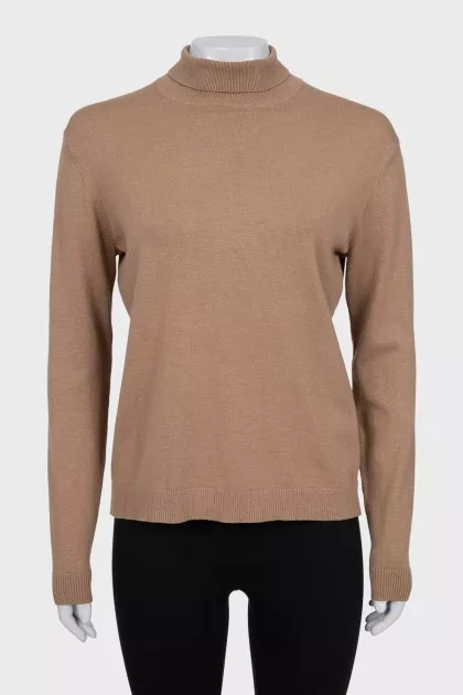 Brown straight-cut turtleneck