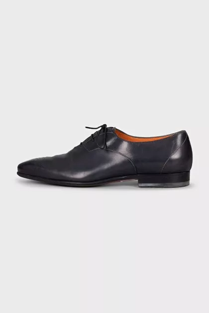 Men's leather shoes with perforated toes