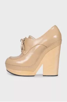 Leather shoes with wooden heels