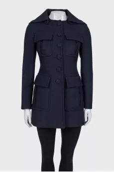 Short coat with a detachable collar
