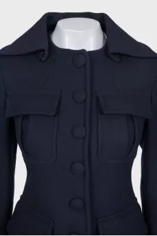 Short coat with a detachable collar