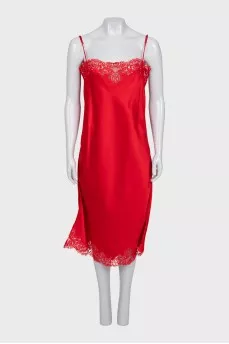 Straight cut dress decorated with lace