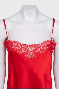 Straight cut dress decorated with lace