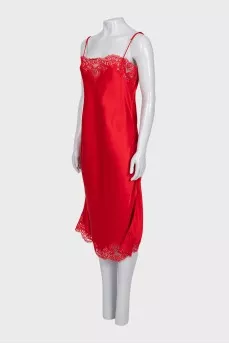 Straight cut dress decorated with lace