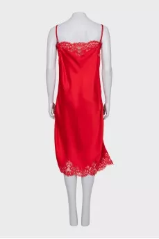 Straight cut dress decorated with lace