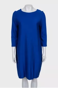 Straight dress with a round neckline and no fastening