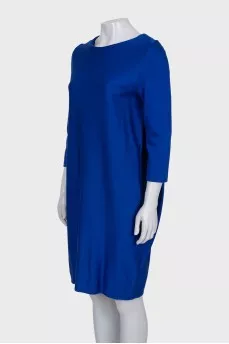 Straight dress with a round neckline and no fastening