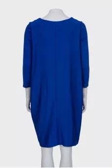 Straight dress with a round neckline and no fastening