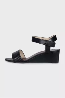 Leather sandals with a medium wedge heel