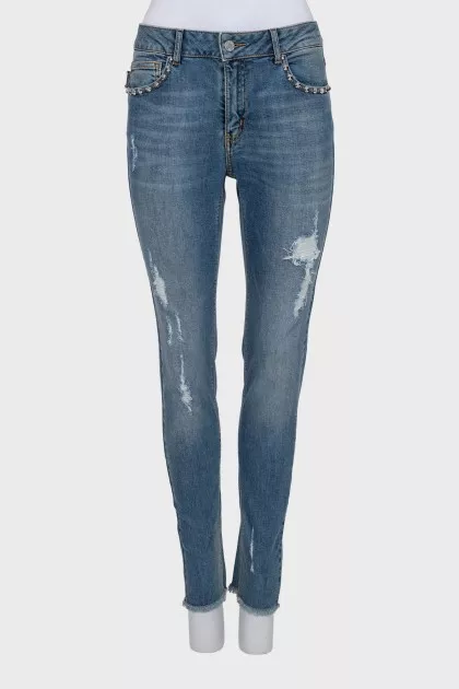 Рваные джинсы skinny fit с шипами