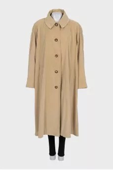 Oversized buttoned raincoat