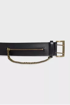 Leather belt decorated with a chain