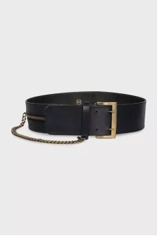 Leather belt decorated with a chain