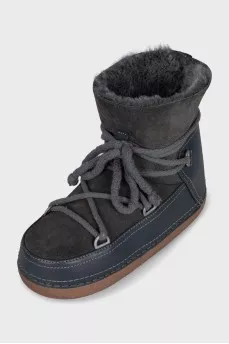 Suede boots decorated with lacing