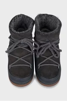 Suede boots decorated with lacing