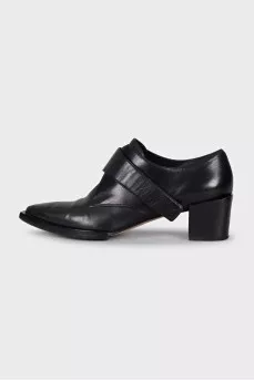 Leather shoes with velcro
