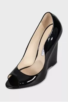 Patent leather wedge shoes