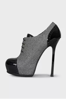 Ankle boots with a small print and patent toe