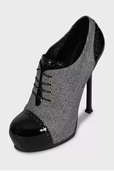 Ankle boots with a small print and patent toe