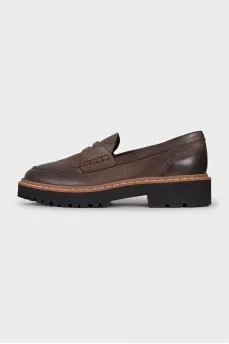 Leather loafers with round toes