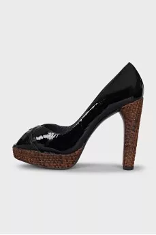 Leather shoes with straw inserts