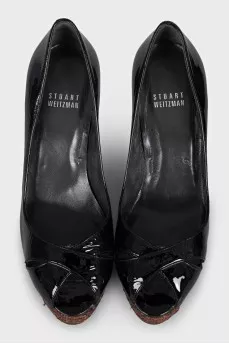 Leather shoes with straw inserts